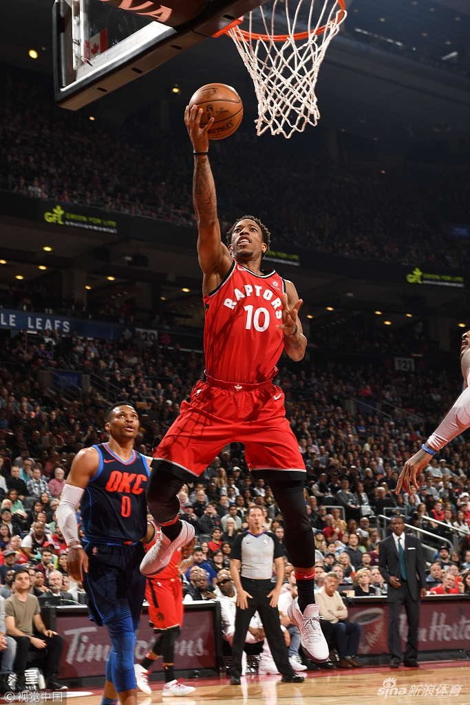 威少目送德罗赞上篮