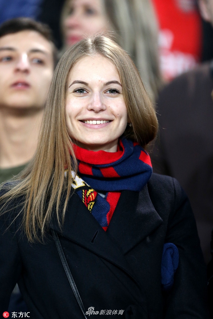 陆军美女球迷冒着严寒为主队加油