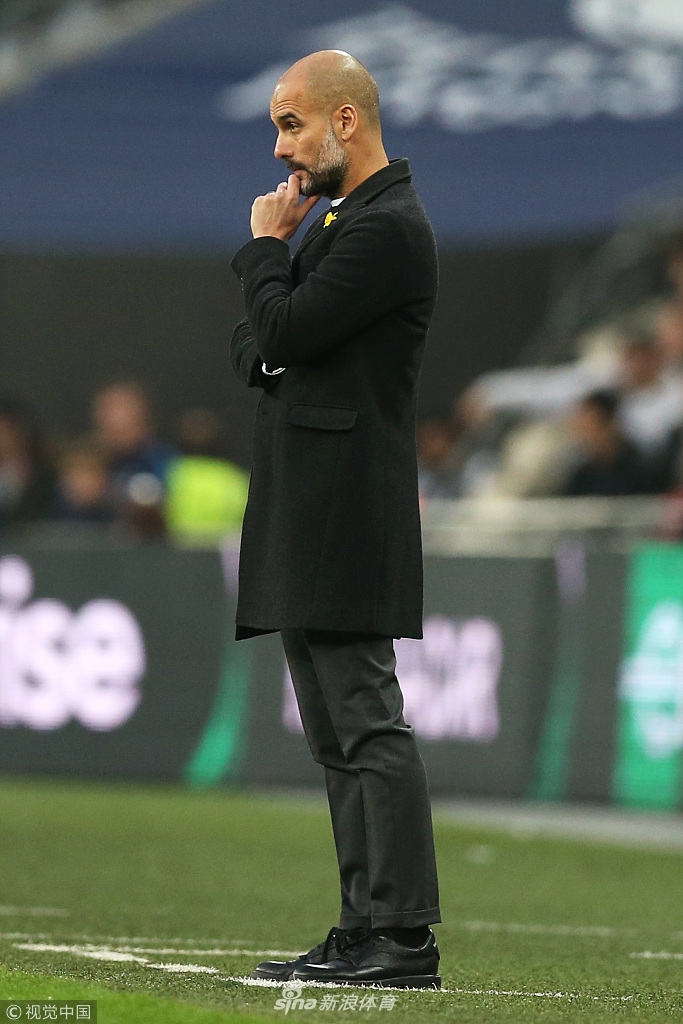 瓜帅场边若有所思