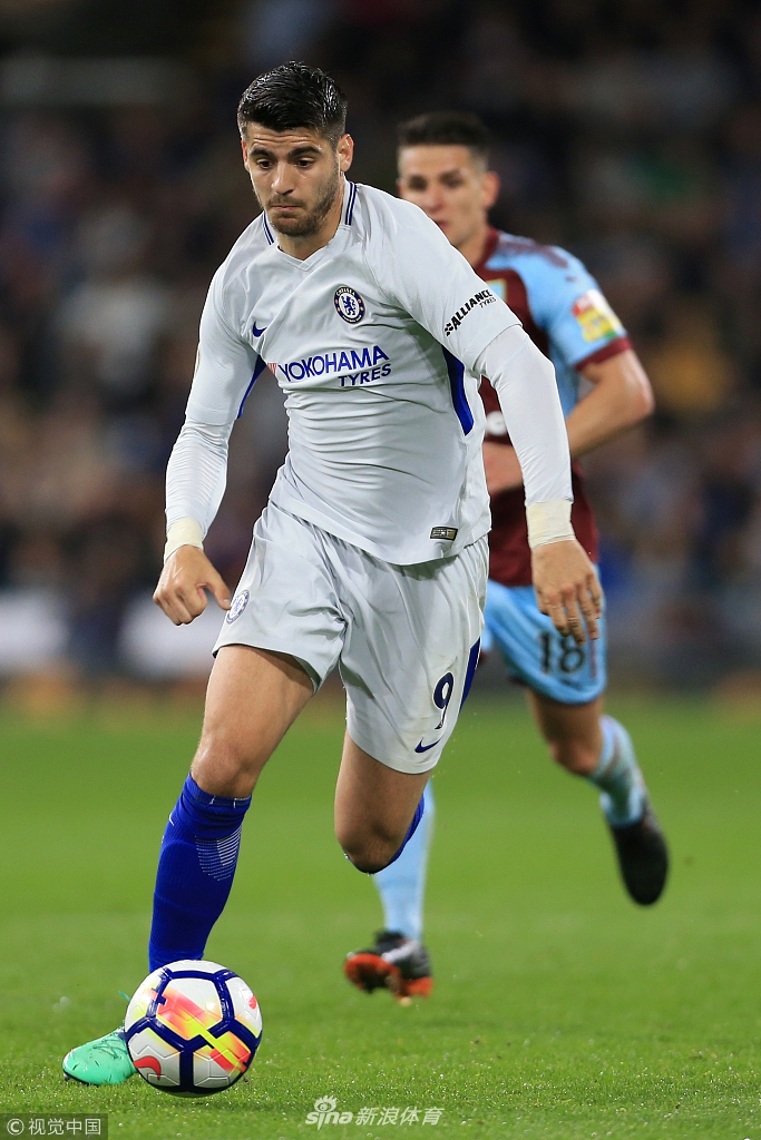 莫拉塔带球向前