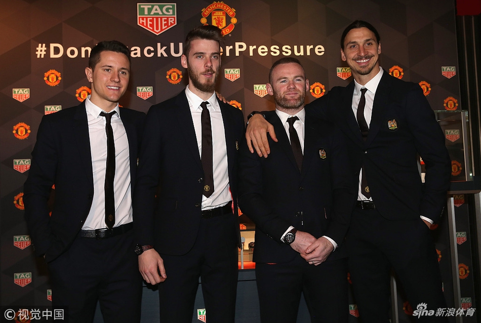 与队友一起出席活动