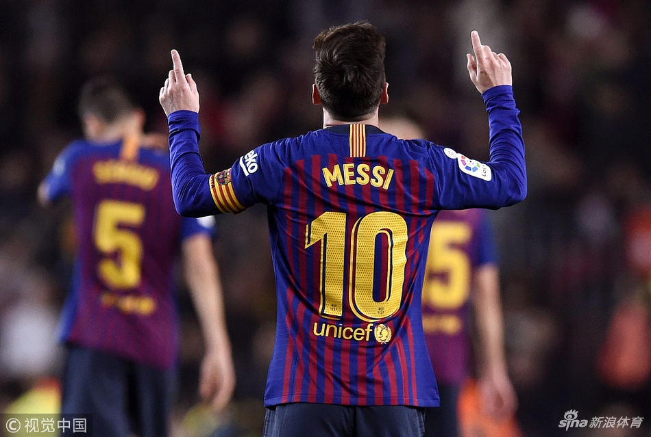 梅西指天庆祝
