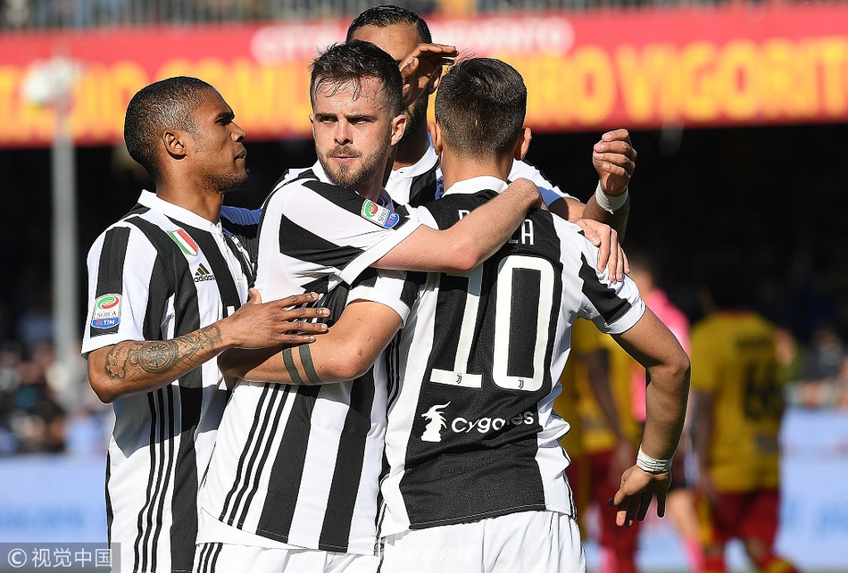 队友祝贺迪巴拉戴帽