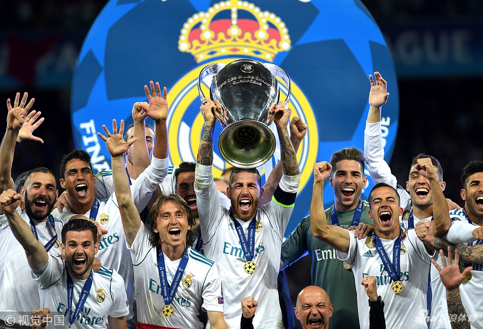 皇马众将高举奖杯