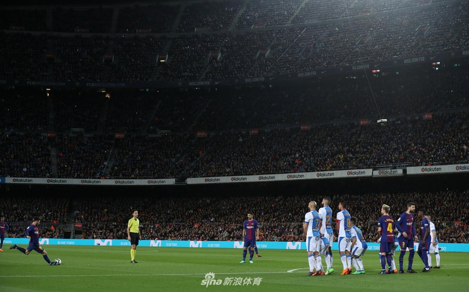 梅西主罚任意球