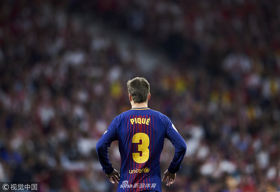 皮克站在队友身后支持大家