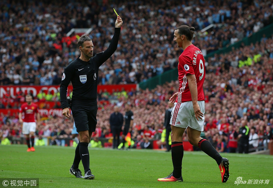 在与曼城的联赛中伊布领到黄牌