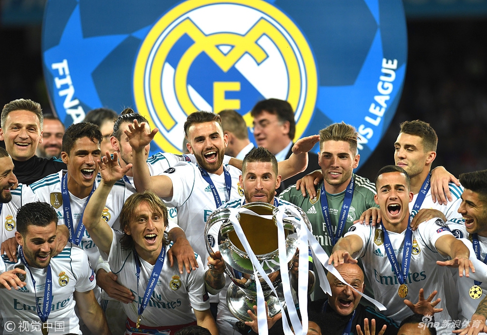 皇马众将领取奖杯