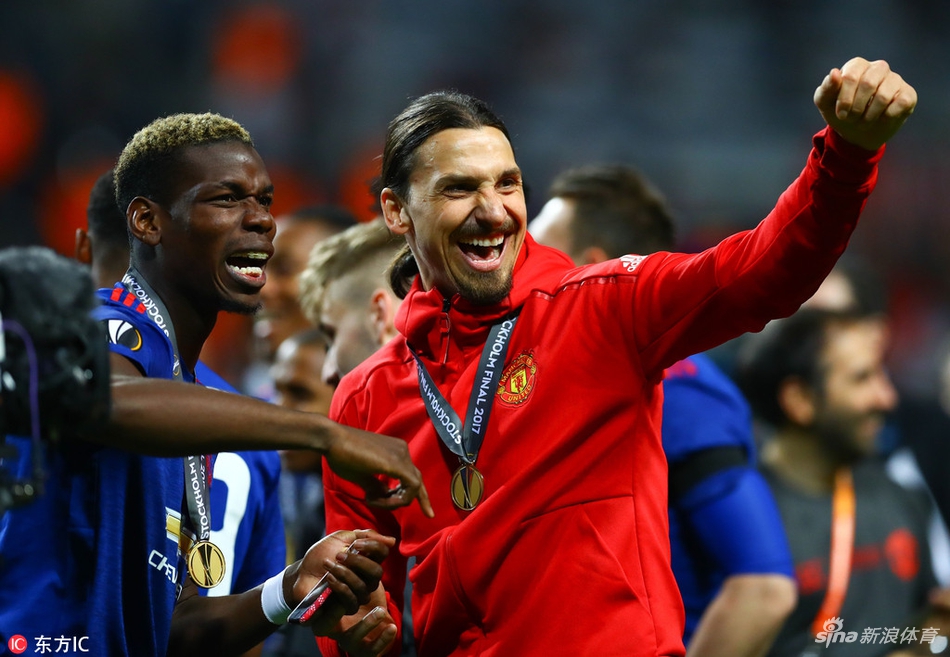 伊布与波霸一起庆祝那个美好的赛季