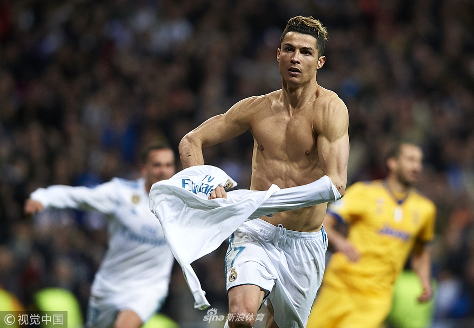 C罗进点球后狂欢脱衣