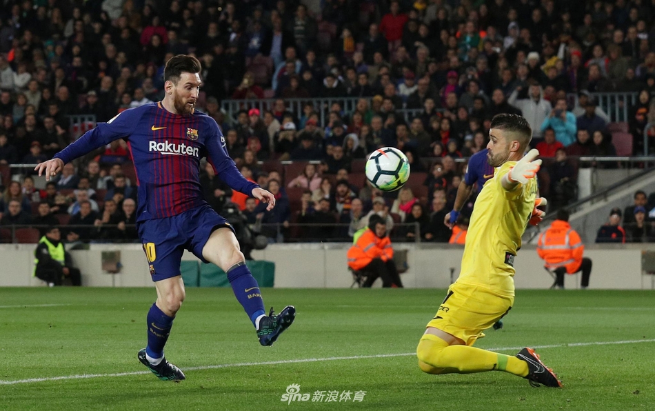 梅西挑射完成帽子戏法