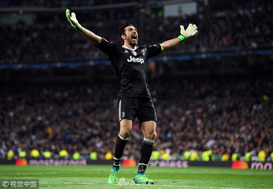 布冯张开双臂庆祝