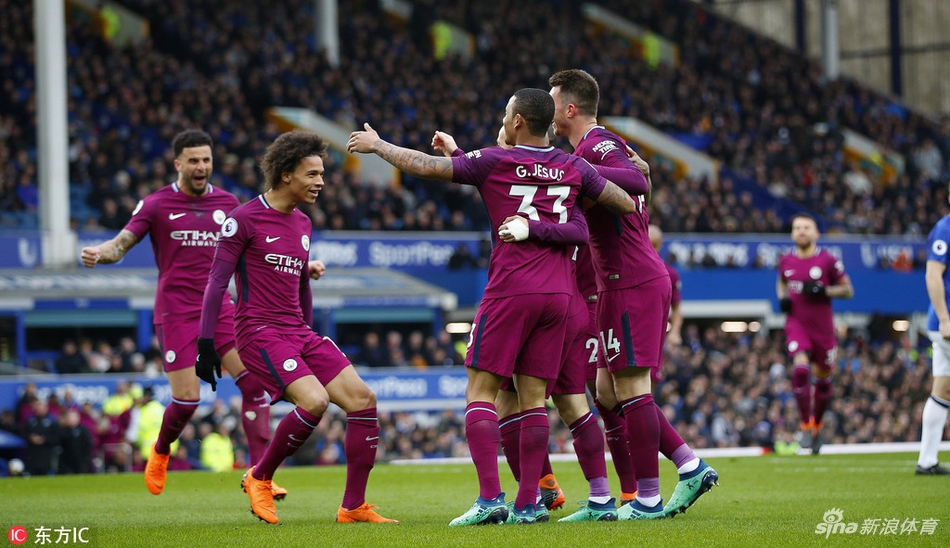 曼城队员庆祝胜利