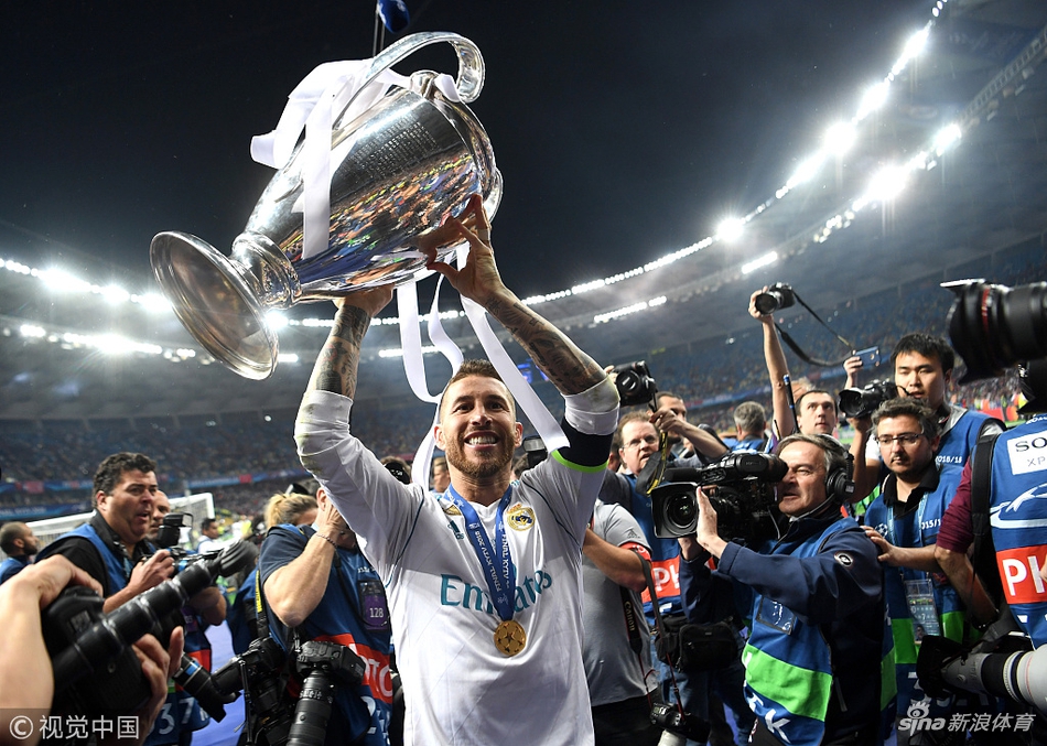 拉莫斯高举奖杯