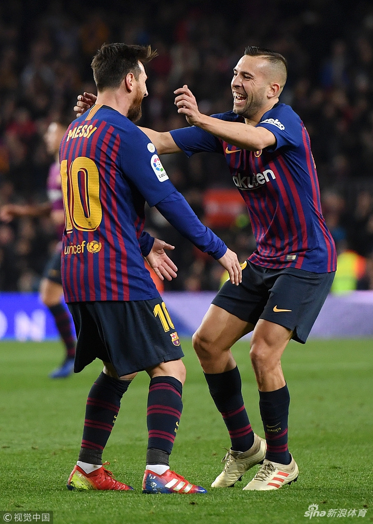 梅西拥抱阿尔巴