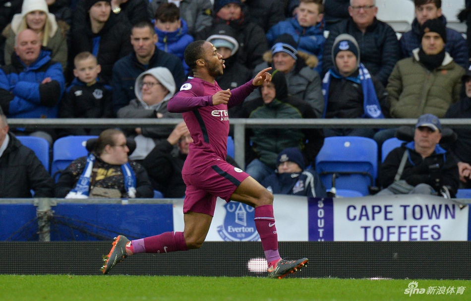 斯特林为曼城几乎半场内锁定胜局