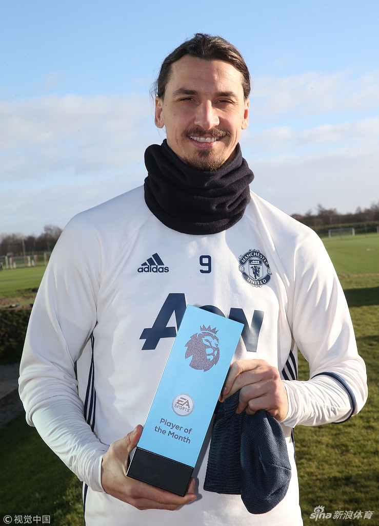 伊布拿到了英超月最佳球员
