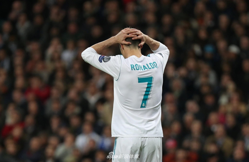 C罗沮丧抱头