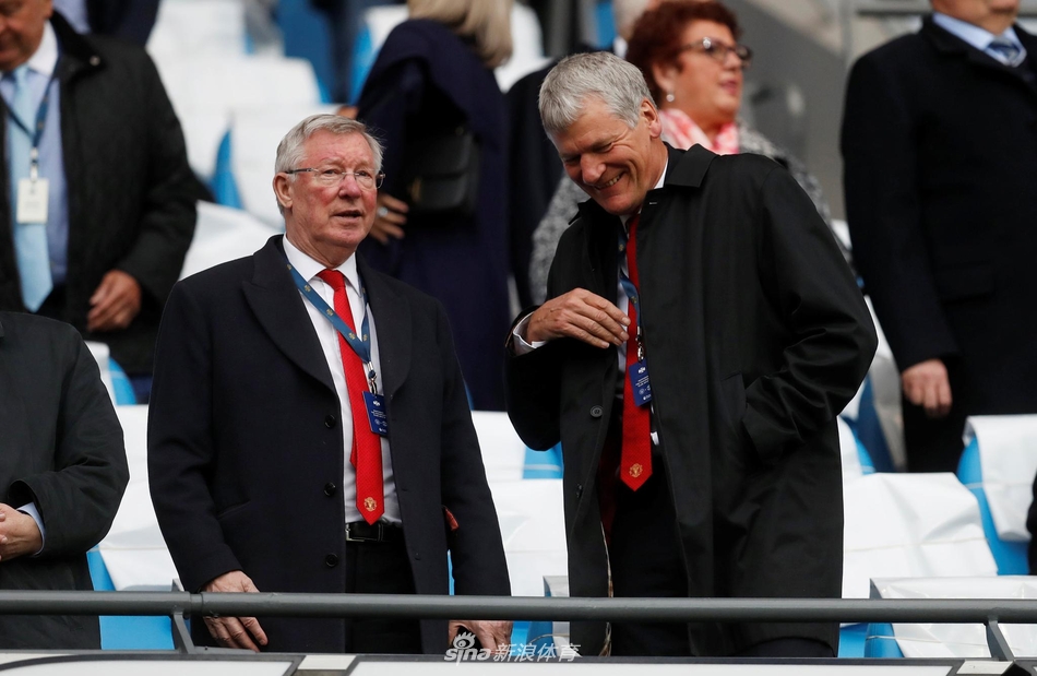 老爵爷现场观战德比