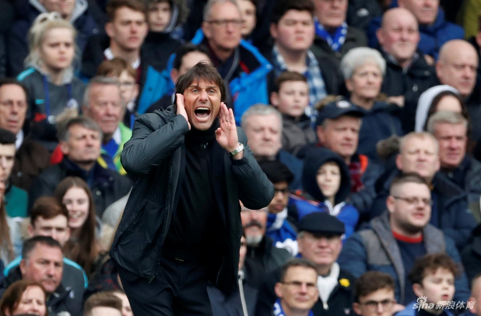 孔蒂在场边焦躁难耐