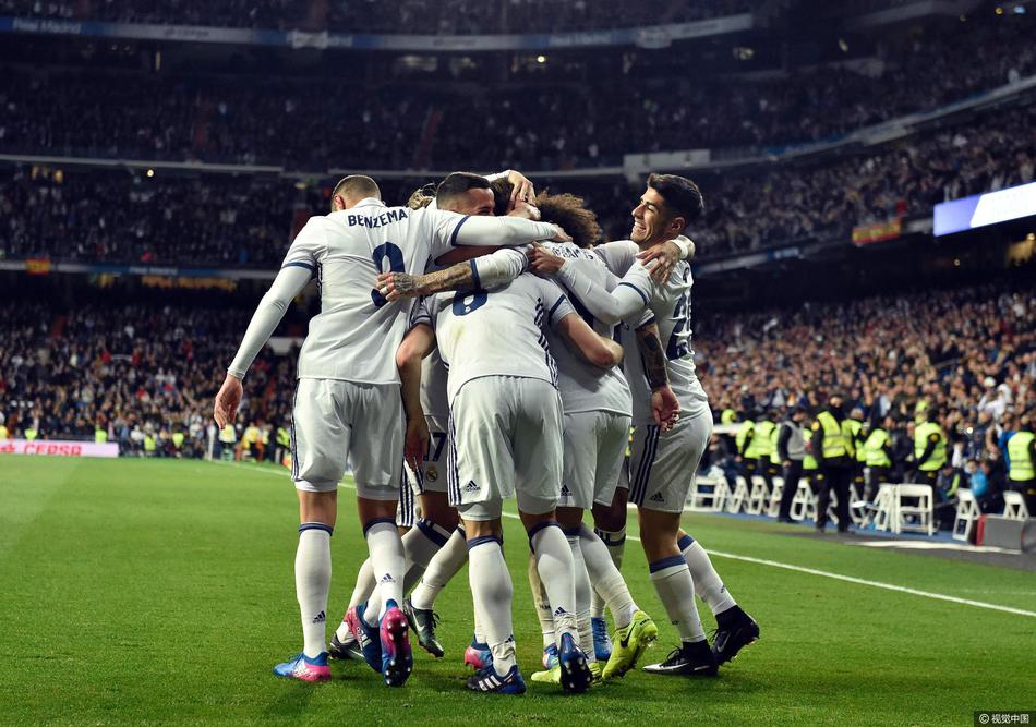 皇马众将庆祝胜利