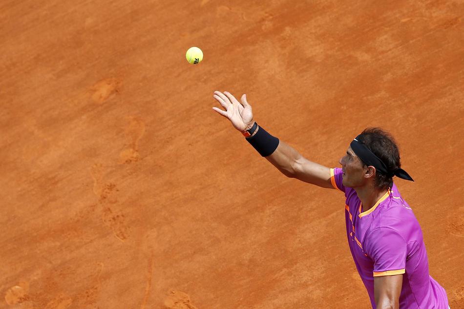 纳达尔大力发球