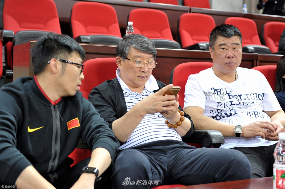 宫鲁鸣观战全运会手机玩不停