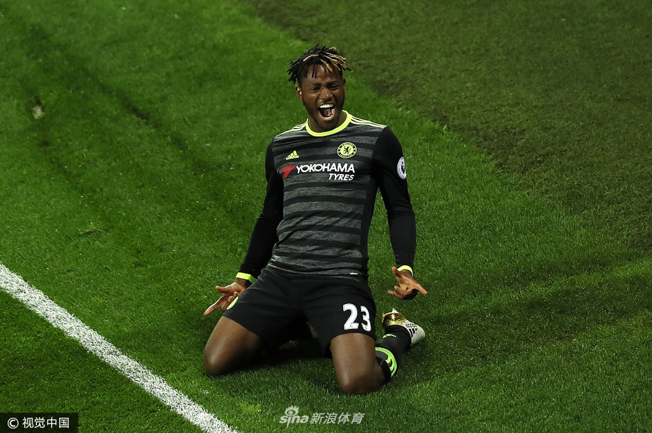 巴舒亚伊滑跪庆祝