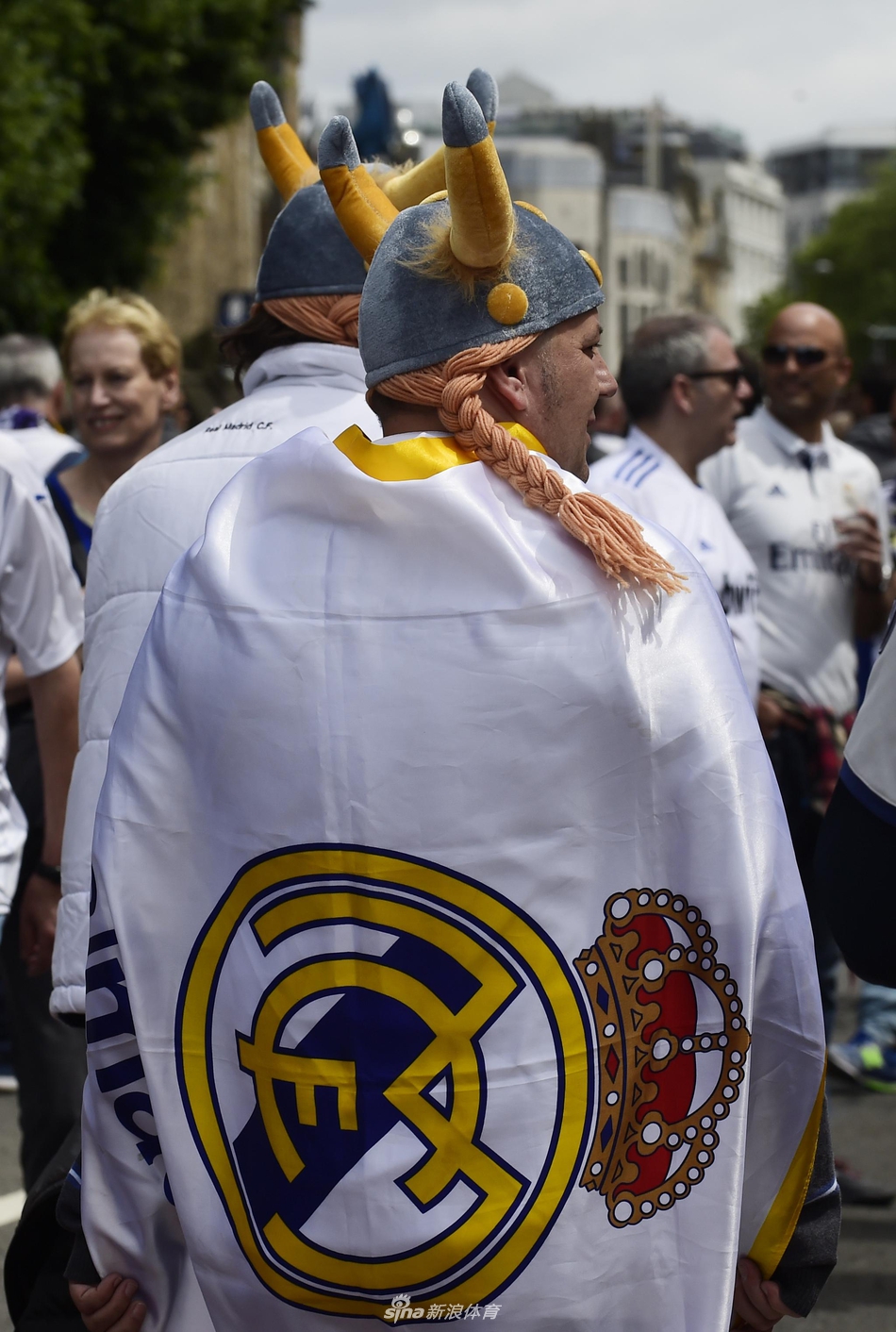 皇马球迷欧冠决赛前助威银河战舰