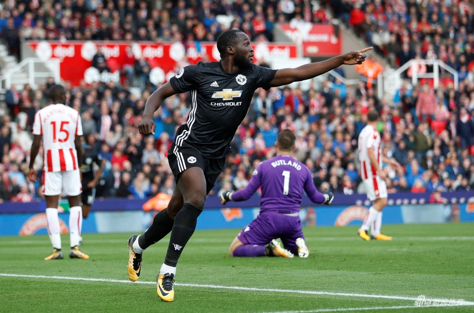 卢卡库庆祝进球