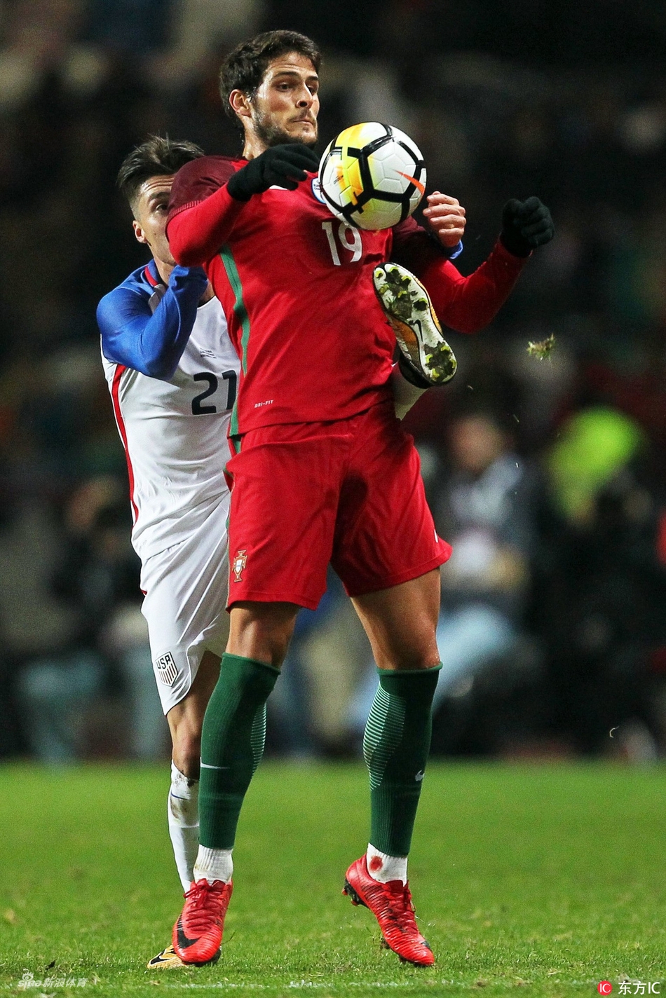 帕西恩西亚胸部停球