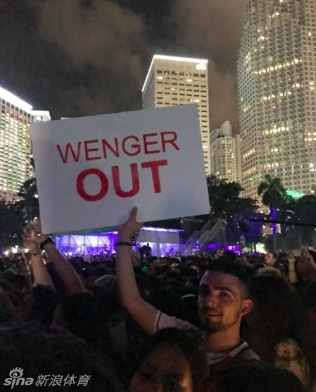 球迷对温格渐渐布满