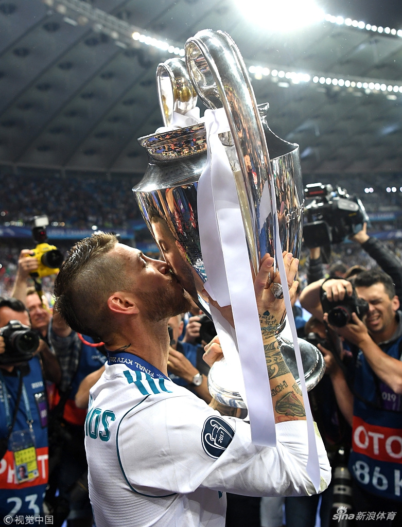 拉莫斯亲吻奖杯