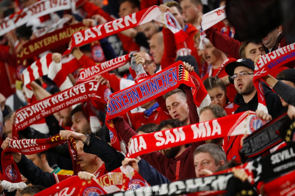拜仁球迷支持着主队
