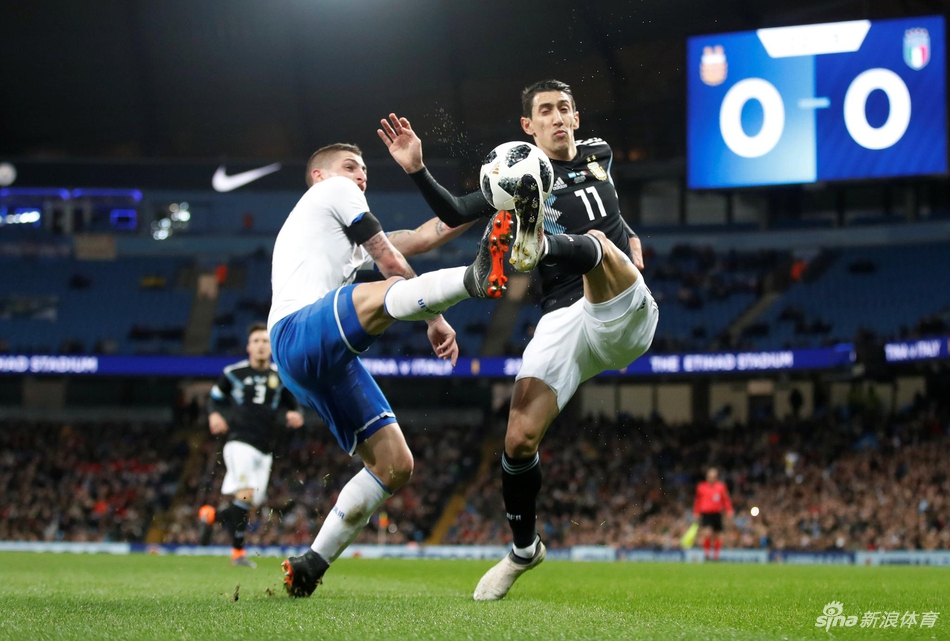 迪玛利亚积极拼抢