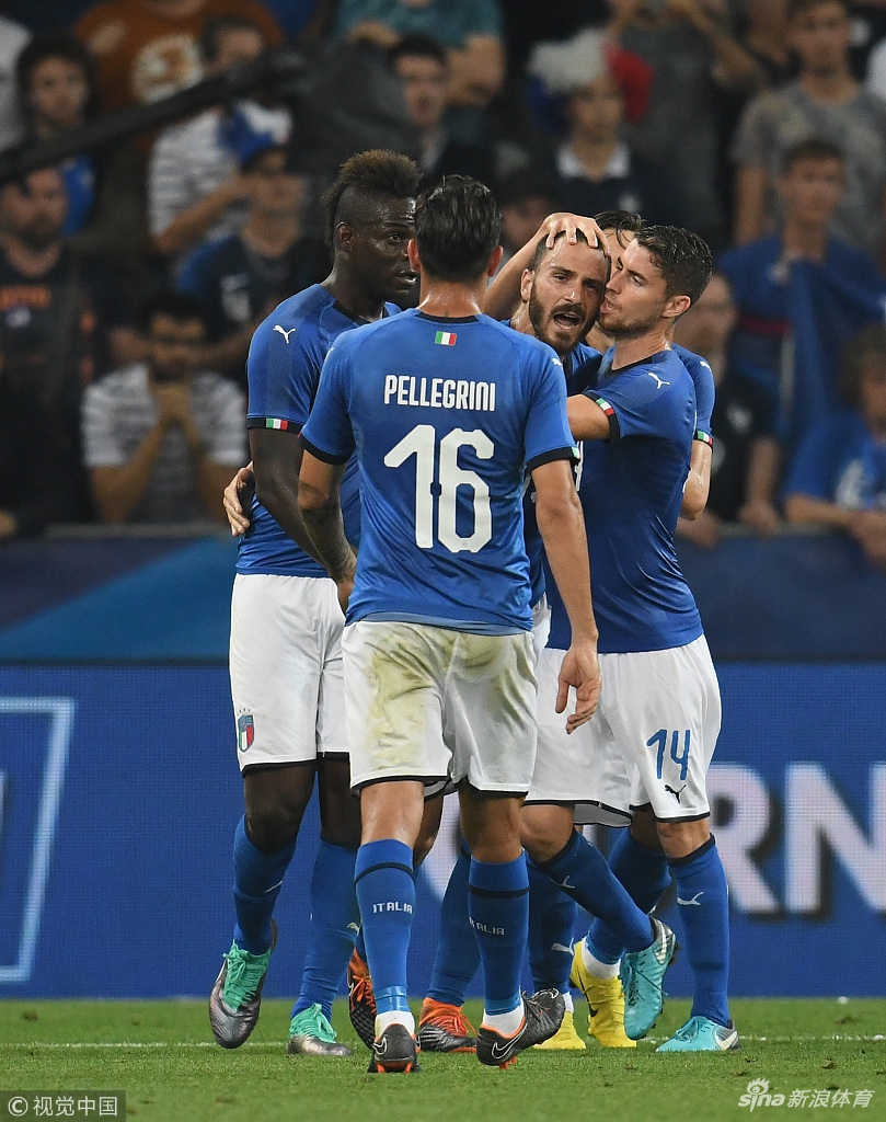 博努奇破门庆祝