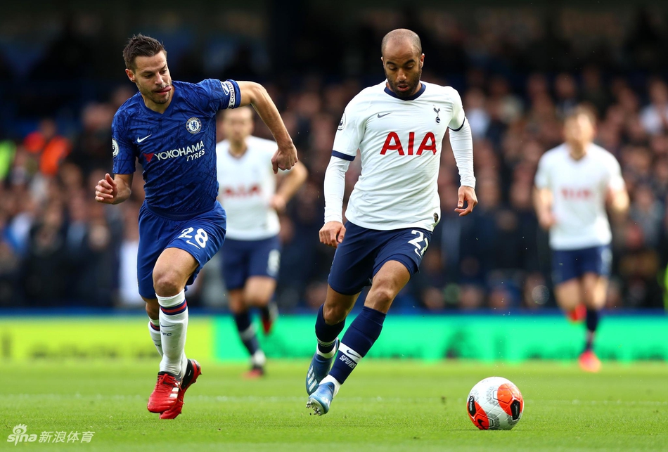 小卢卡斯带球突破