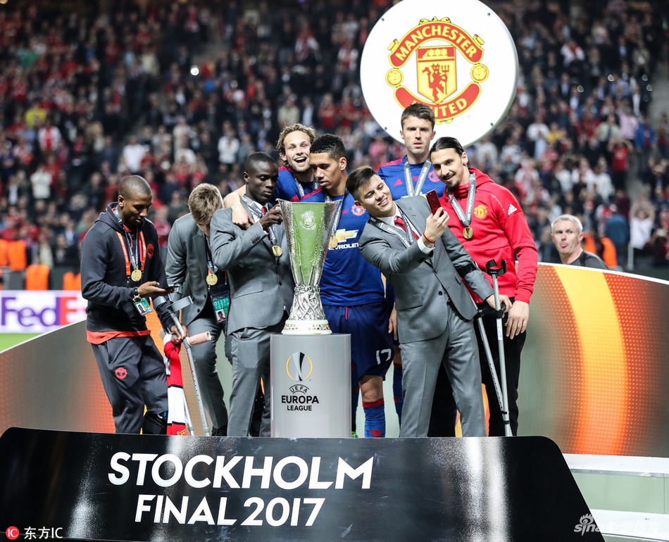 欧联杯决赛，伊布拄拐来现场捧杯