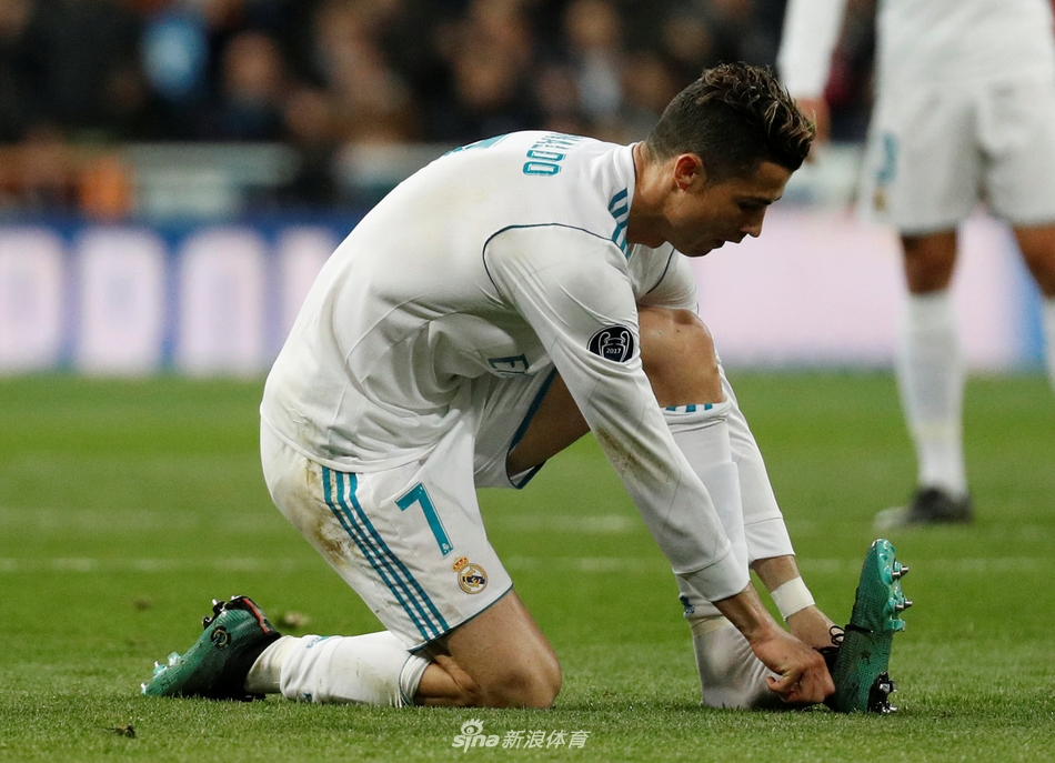 C罗关键战役掉鞋子