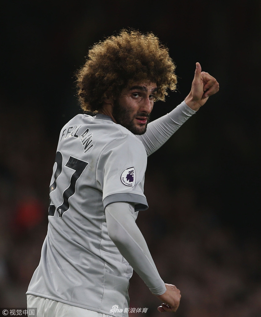 费莱尼为队友点赞