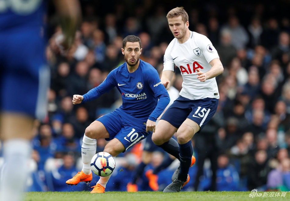 阿扎尔拿球找机会