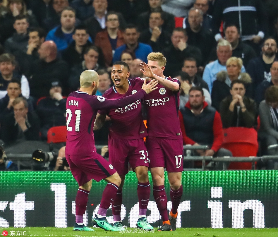 热苏斯与喜娃丁丁一起庆祝