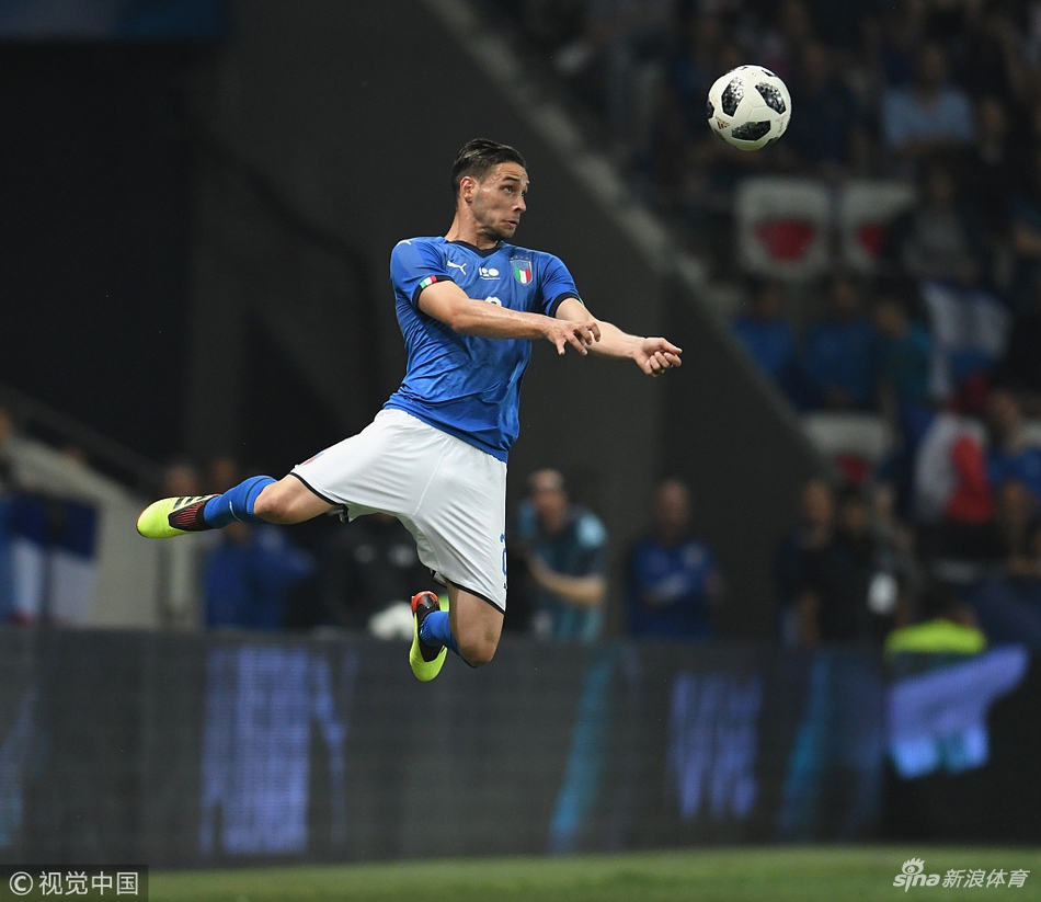 德西利奥头球解围