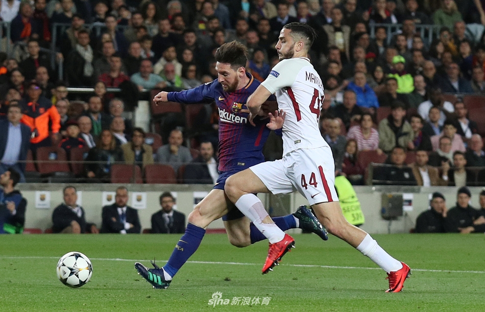 梅西扛着防守队员打门