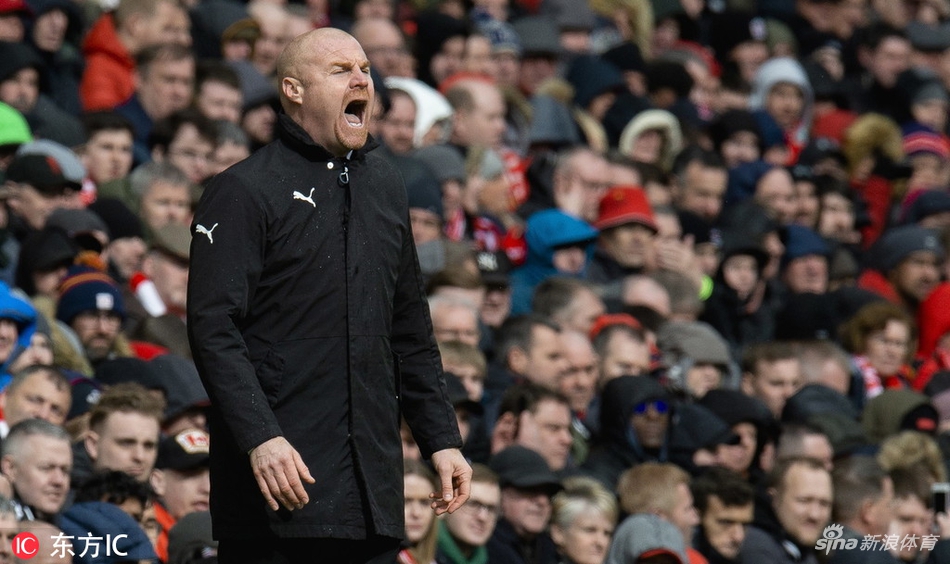 希恩-德彻场边怒吼