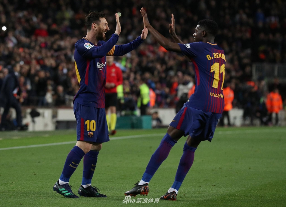 梅西与登贝莱一起庆祝