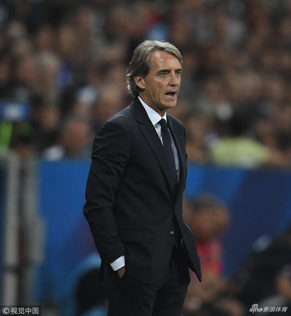 曼奇尼场边指挥