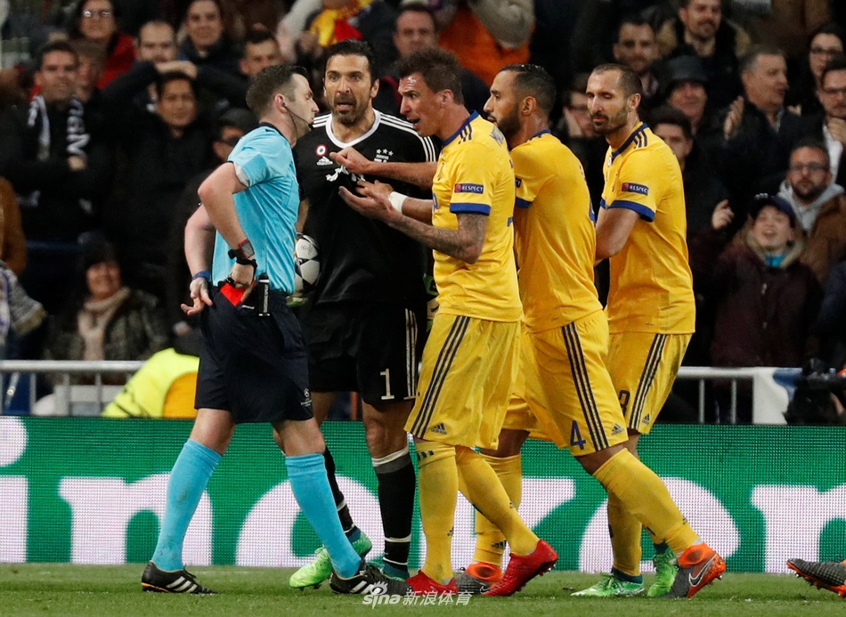 裁判罚下了布冯