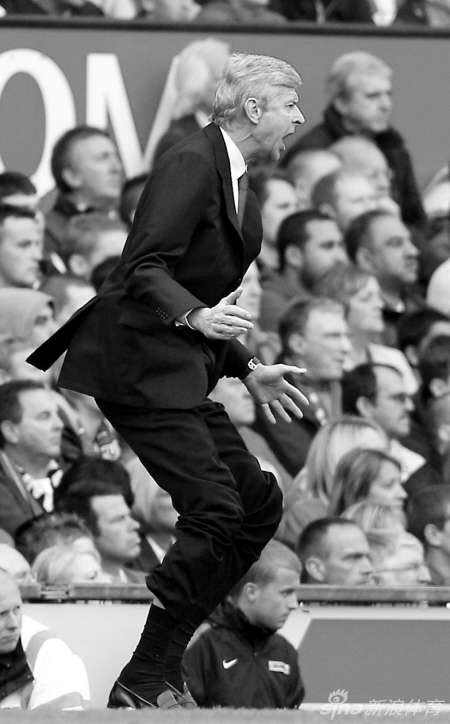 2011年阿森纳被曼联2-8血洗，温格痛不欲生