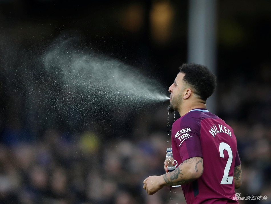 沃克玩起了喷水